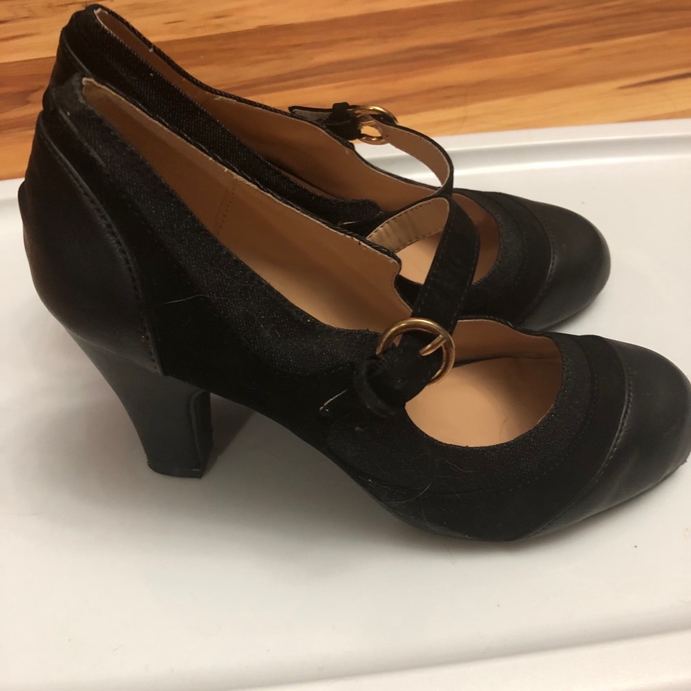 Adorable and versatile black mary jane shoes